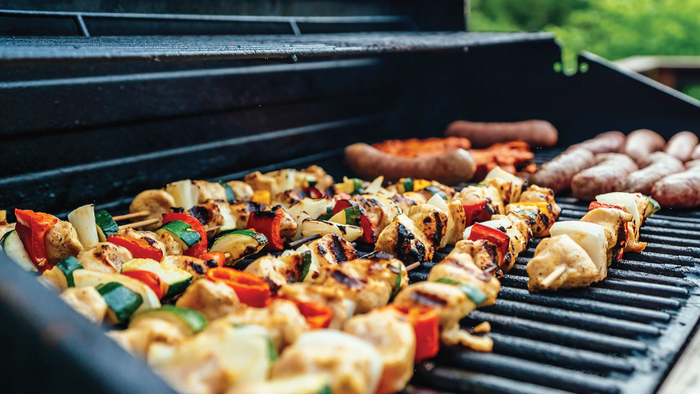 Grillen mit Fleischspießen und Würstchen im Freien