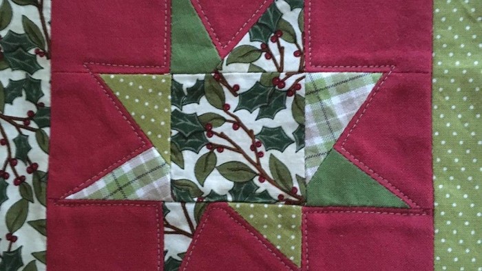 Hier sieht man einen gepatchten Stern mit rotem und grünem Stoff.