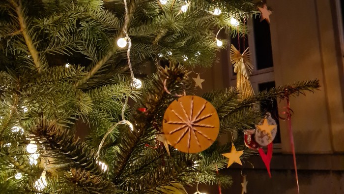 Geschmückter Weihnachtsbaum vor der Friedenskirche Offenbach im Dezember 2022