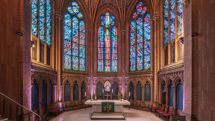 Altarraum mit blauen Fenstern in der Apostel-Paulus-Kirche