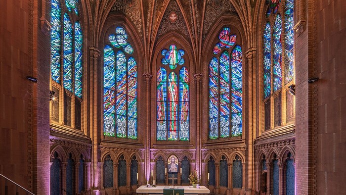 Altarraum mit blauen Fenstern in der Apostel-Paulus-Kirche