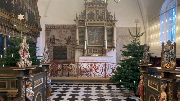 Kirkens indre del med juletree og præsterstatuer