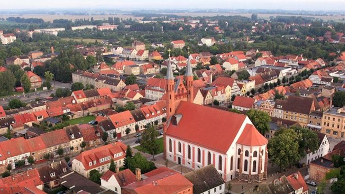 Überblick einer Stadt mit vielen roten Dächern und einem hohen Turm