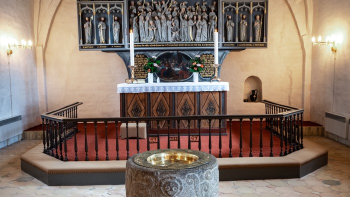 Kirkeinteriør med alter og font