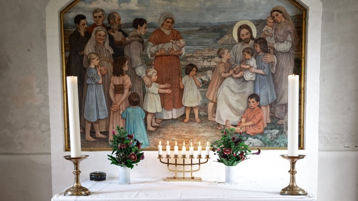 Alter med maleri og lysestage