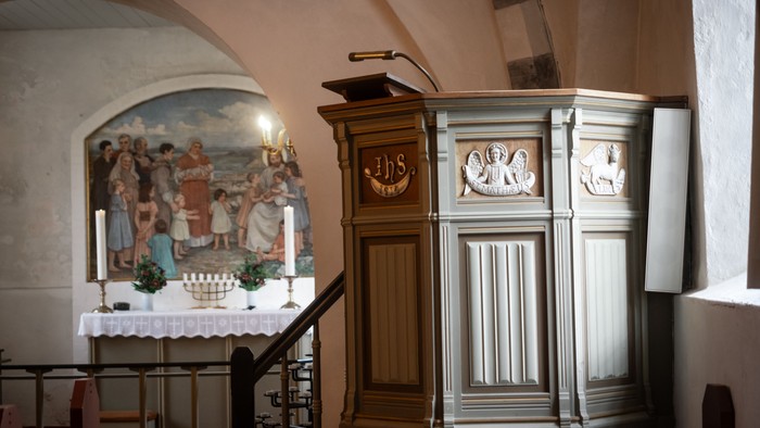 Alter, pulpet og maleri i kirke