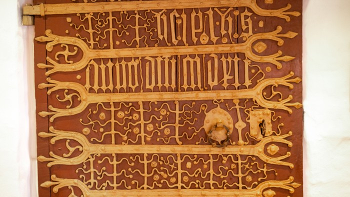 Indgange til kirke med udsmykket dør.