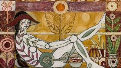 En kvinde i hat hviler blandt stiliserede blomstermønstre og dekorative elementer.