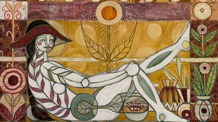 En kvinde i hat hviler blandt stiliserede blomstermønstre og dekorative elementer.