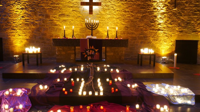 Viele Kerzen erleuchten den Altar in der Kirche