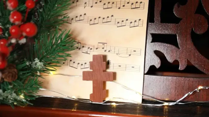 En lille trekryds på skrivebord med juledekor, noter og lysstråler