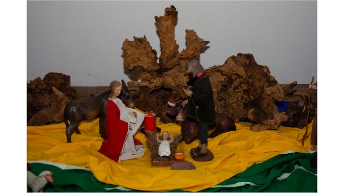 Eine Miniaturlandschaft mit Figuren und Felsen, bedeckt mit gelber und grüner Folie