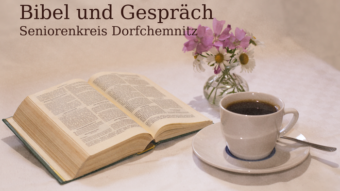 Bibel, Kaffeetasse und Blumen auf Tisch