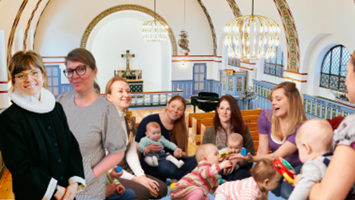 En gruppe kvinder og børn i kirke.
