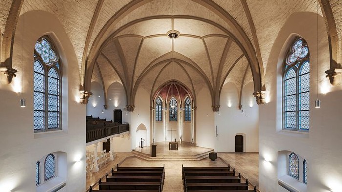 Gothische Kirche mit hohen Decken und Buntglasfenstern
