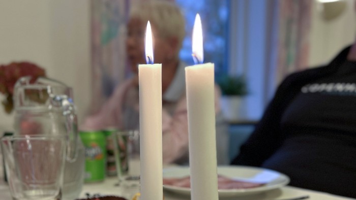 Toaldeførtøj på bord med lysende lygter