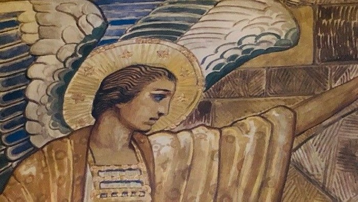 Engel med store vinger og gyldne udsmykninger.