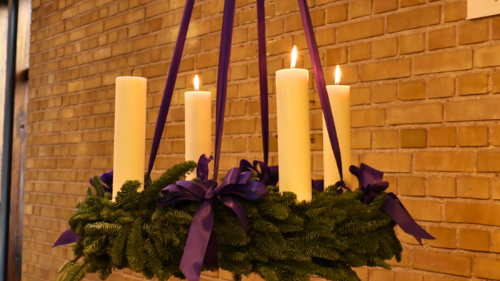 Firelyse med grønne blomster og violette bænder.