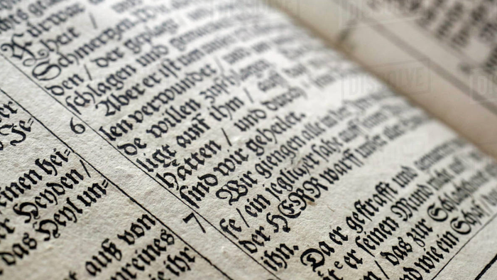 Bog med gammeldansk tekst og håndskrevet noter