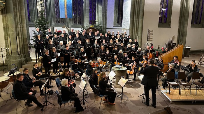 Großes Orchester spielt in einem prächtigen Saal
