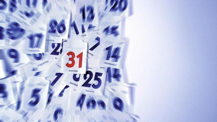 Das Bild zeigt eine Uhr mit verschwommenen Zahlen und Zeigern.