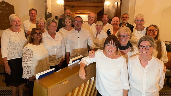 Gribkoret i Mårum kirke der står om klaveret i hvide bluser