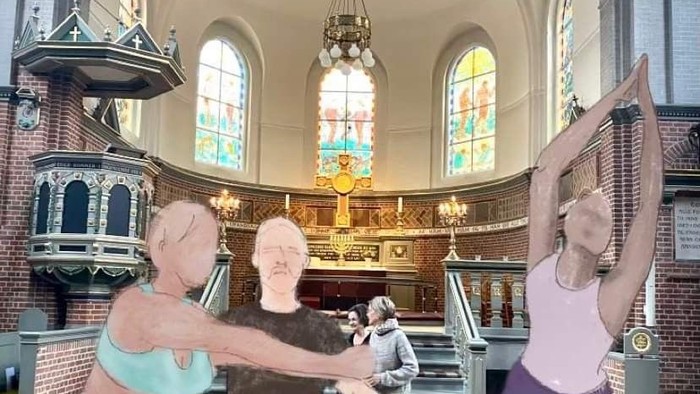 To tre kvinder udfører yoga i en kirke.
