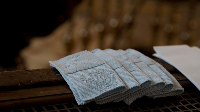 En stabel blå håndklæder på et gitter.