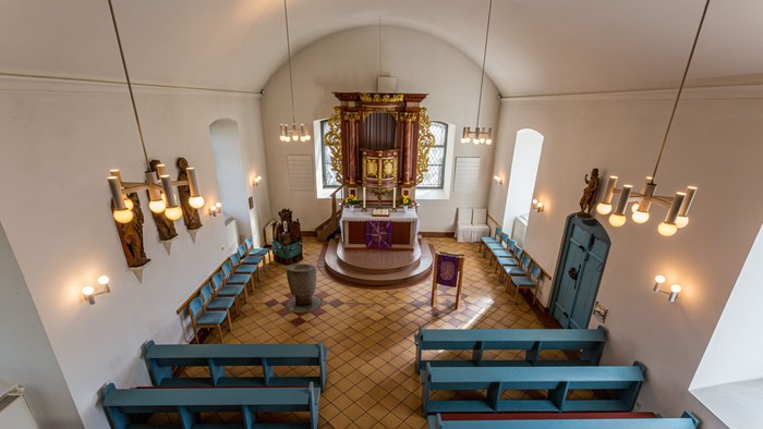 Blick von der Orgelempore auf den Altarraum der Dorfkirche Alt-Wittenau