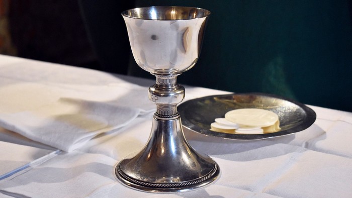 Abendmahlskelch und Teller mit Hostien