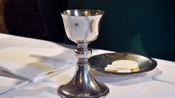 Abendmahlskelch und Teller mit Hostien