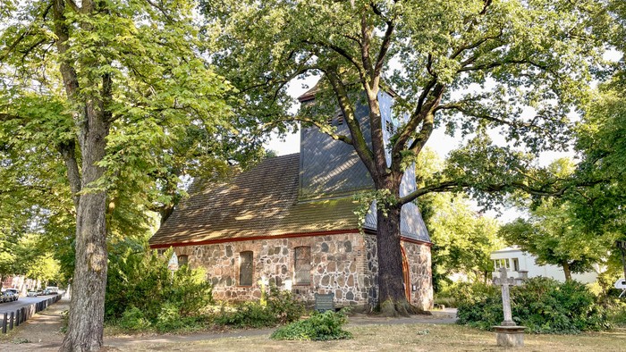 Dorfkirche Alt-Wittenau im Sommer von außen
