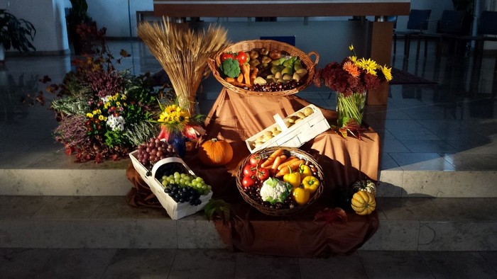 Erntedank-Altarstufen mit Frucht- und Gemüsekörben, Blumen und Getreide-Garben
