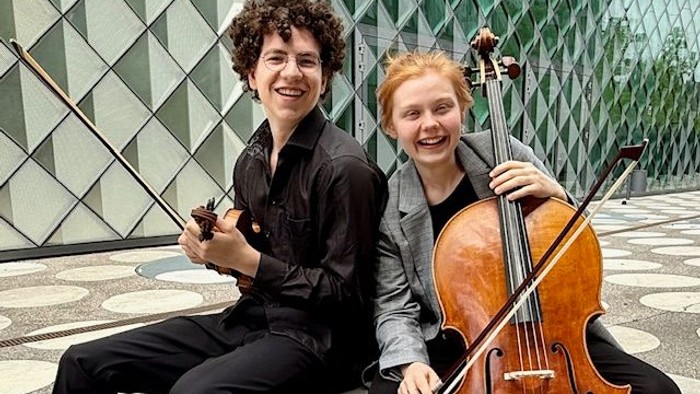 Mio Perl mit Violine und Tessa Timmer mit Cello
