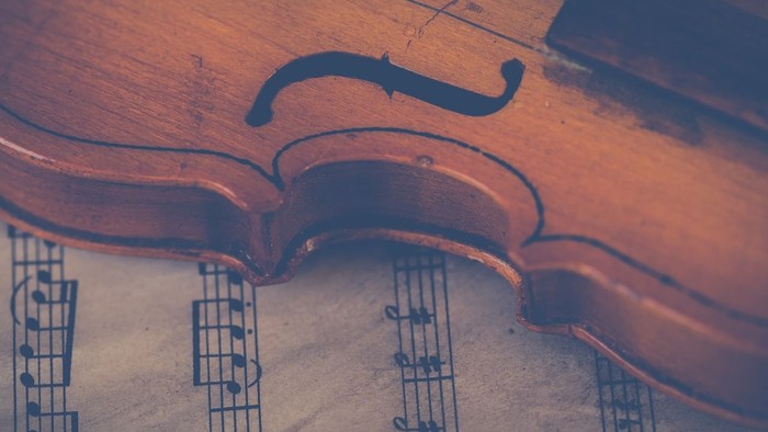 Teil einer Violine auf einem Notenblatt