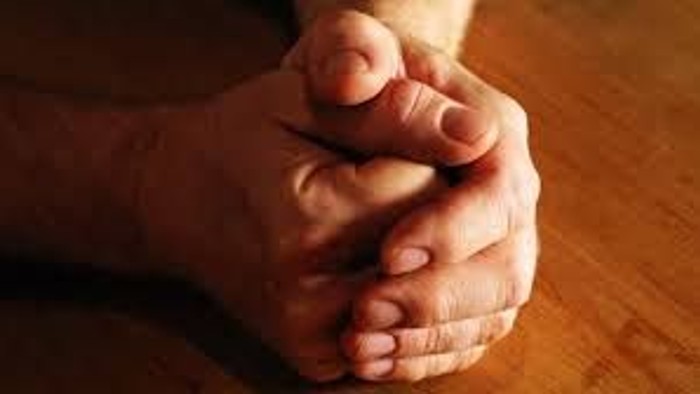 To hands holder hinanden på bordet