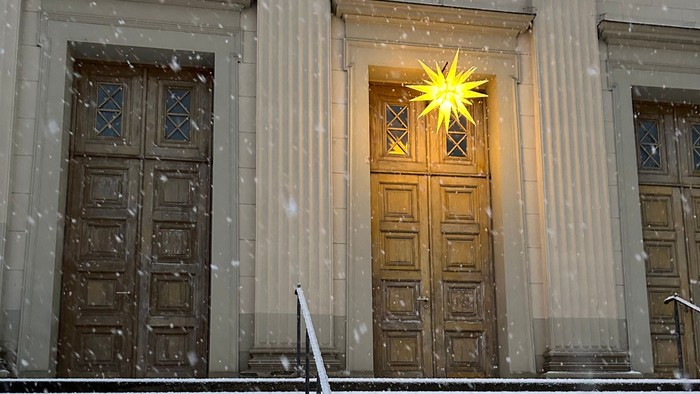 Schneeflocken fallen auf die Treppen vor St. Paul