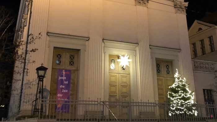 St. Paul mit Tannenbaum und Lichterschmuck