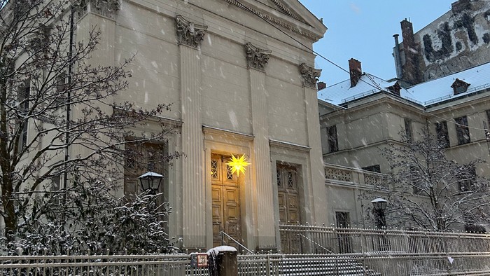Schneefall vor der Kirche St. Paul