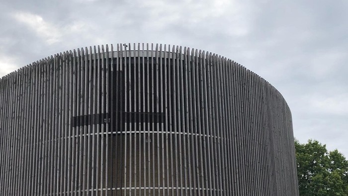 Gäste, Musikerinnen und Thomas Jeutner vor der Kapelle der Versöhnung