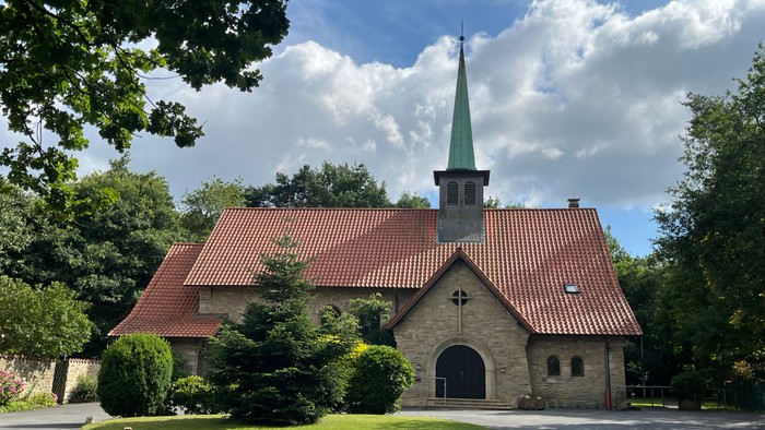 Das Bildzeigt die Lukaskirche, ein Gebäude aus Sandstein mit einem kleinen Glockenturm.