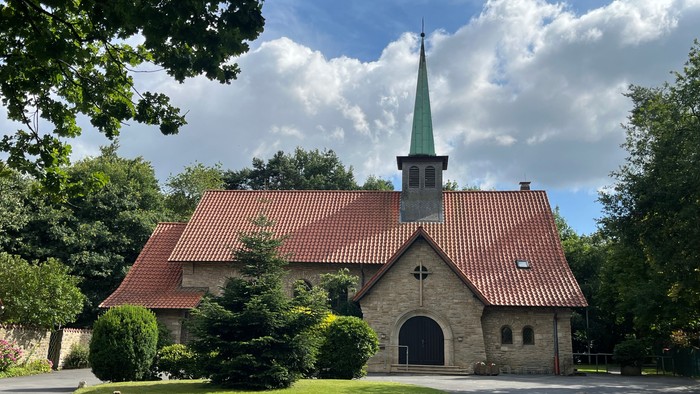 Das Bildzeigt die Lukaskirche, ein Gebäude aus Sandstein mit einem kleinen Glockenturm.