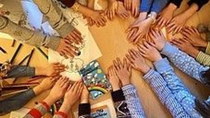 Viele verschiedene Kugelschreiber liegen auf einem Tisch.