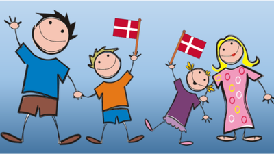 Fire børn løber med danske flag.