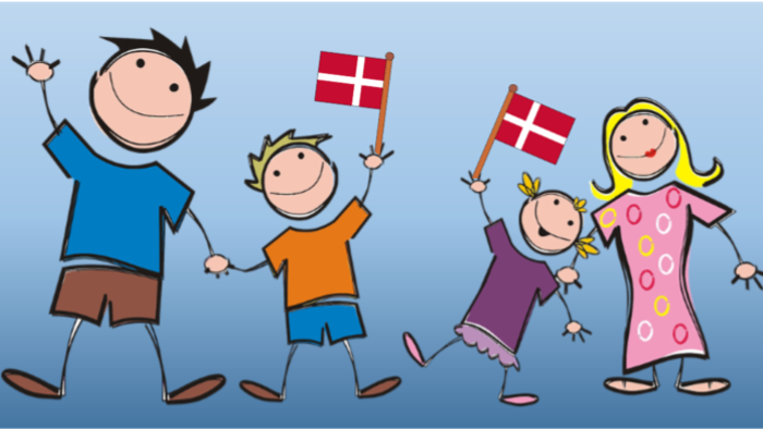 Fire børn løber med danske flag.