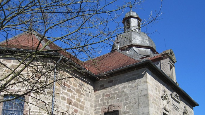 Außenansicht der evangelischen Kirche in Balhorn. 