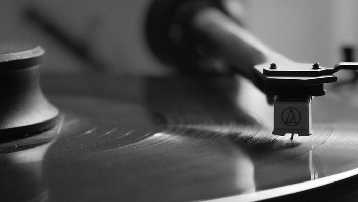 Schallplattenspieler mit Schallplatte schwarz-weiß