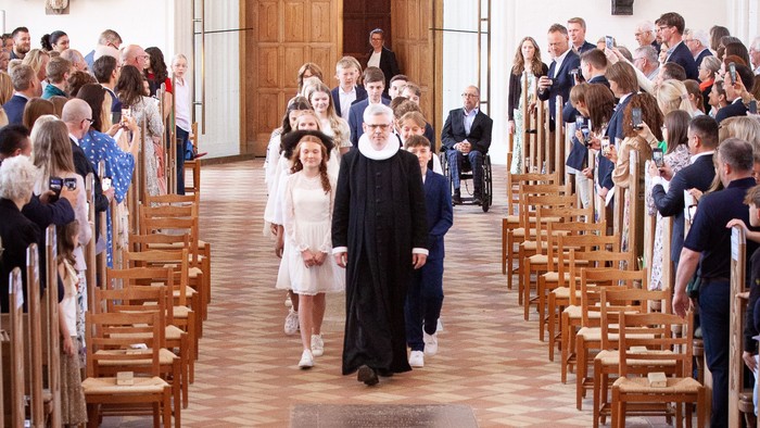 En kirke med folk, der går op ad gangen