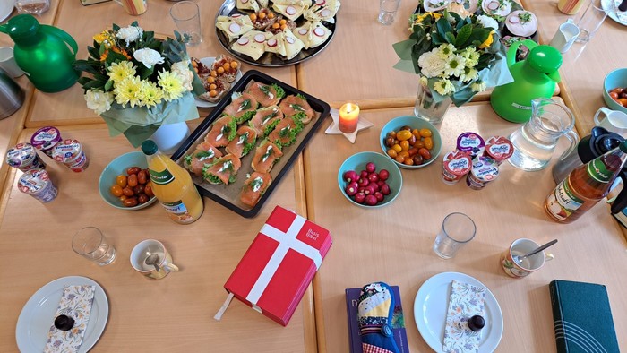 Ein festlich gedeckter Tisch mit verschiedenen Speisen, Getränken und Blumenarrangements