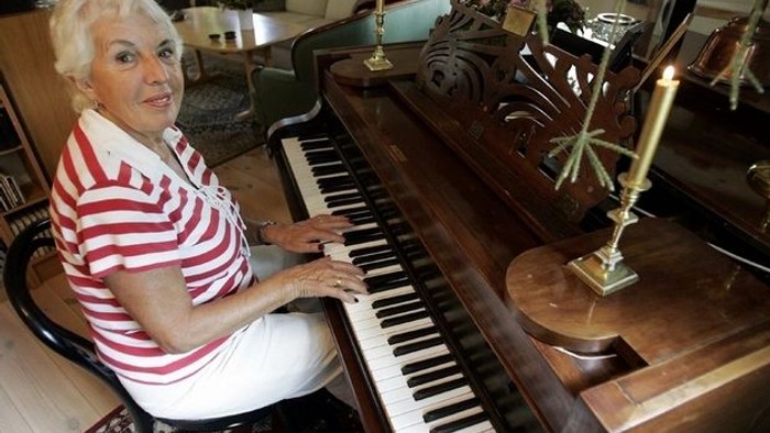 Grete Hermansen ved klaveret i sit hjem